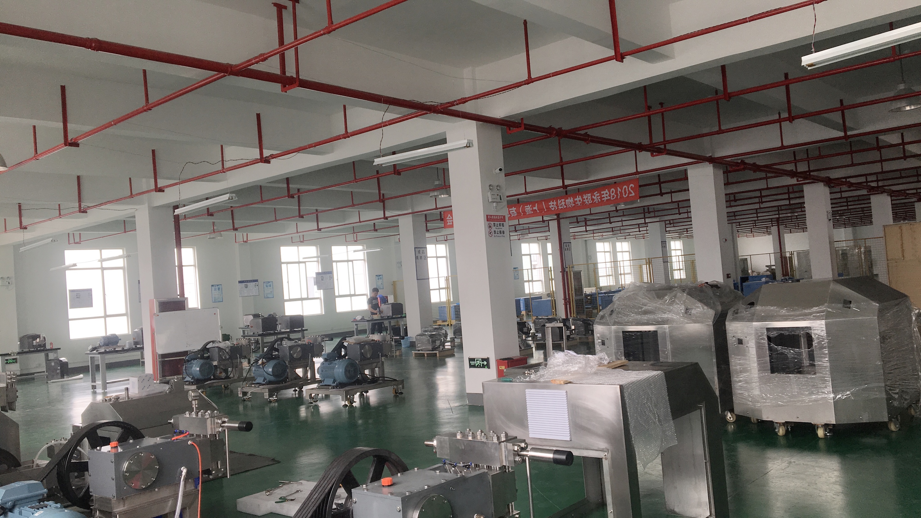 位于蘇州的零件加工廠區(qū)擁有廠房面積3000平方，各種大型加工機械40多臺，員工30余人！